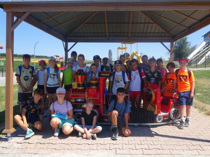 Gruppenbild Schüler um eine kleinen Lokomotive herum