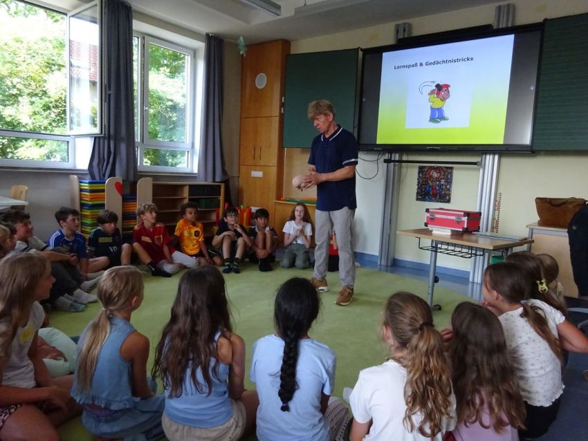 Kinder sitzen im Kreis auf dem Boden