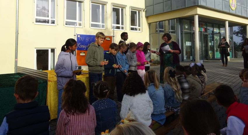Schulkinder sprechen in ein Mikrofon