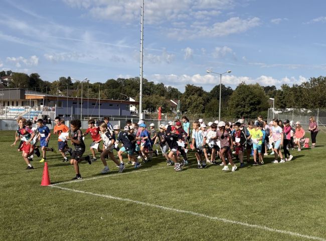 Viele Schüler laufen auf einem Sportplatz