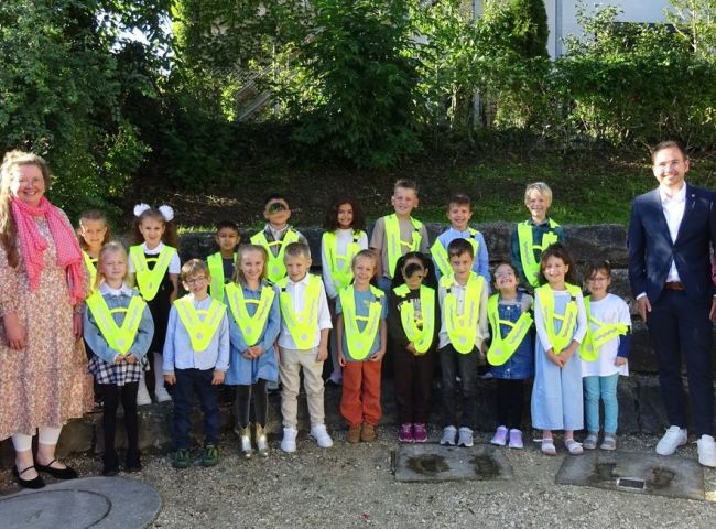 Gruppenfoto Schulkinder mit Warnwesten