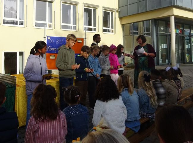 Schulkinder sprechen in ein Mikrofon