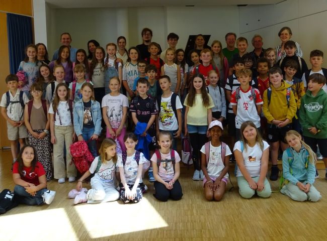 Gruppenbild der Klassen drei und vier