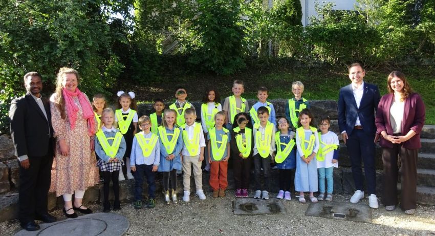 Gruppenfoto Schulkinder mit Warnwesten